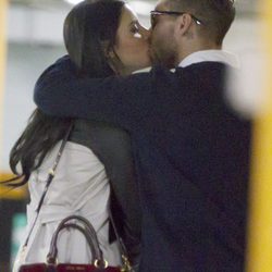 Sergio Ramos y Pilar Rubio besándose en el parking de un centro comercial