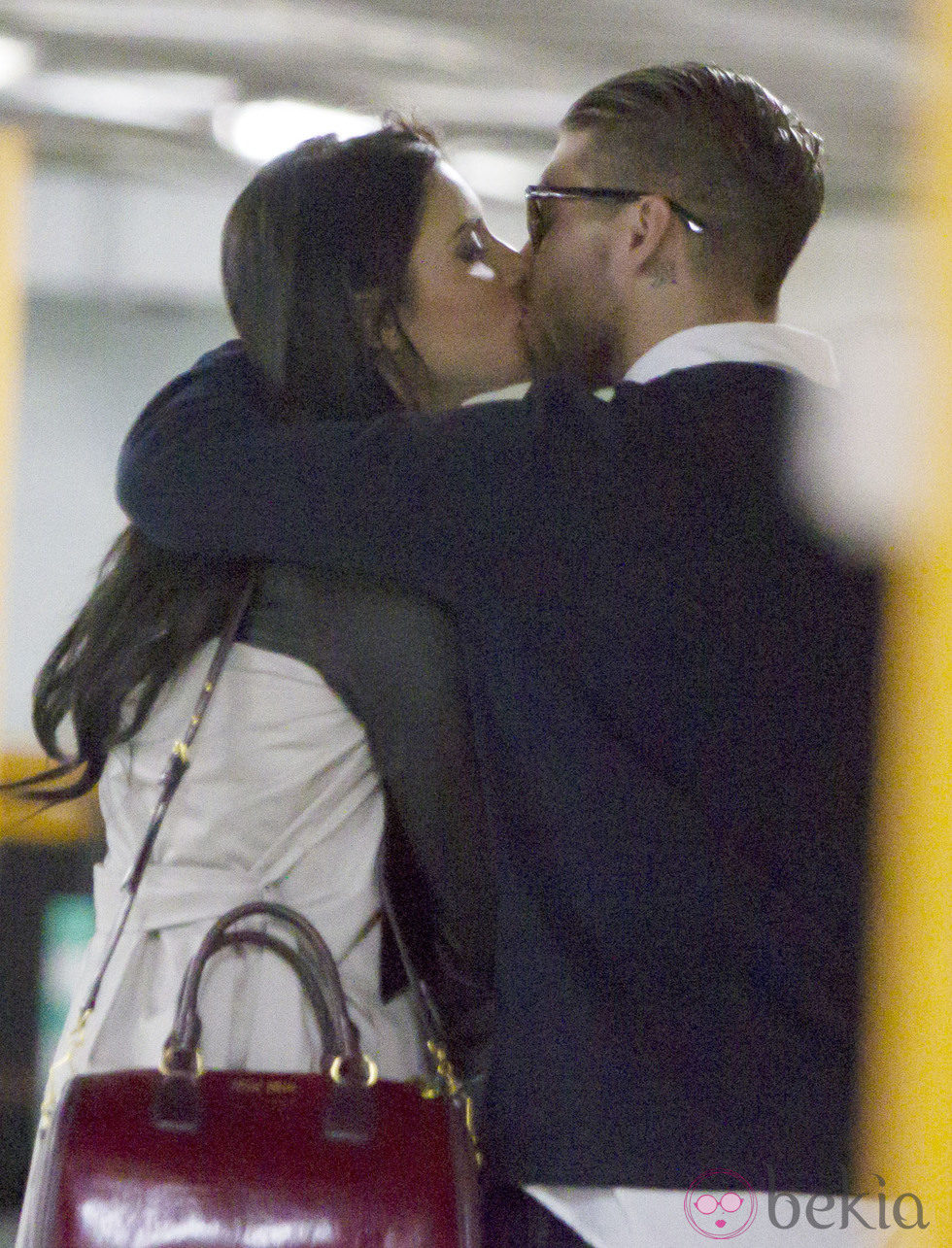 Sergio Ramos y Pilar Rubio besándose en el parking de un centro comercial