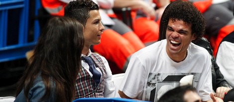 Pepe con Cristiano Ronaldo e Irina Shayk en un partido de baloncesto