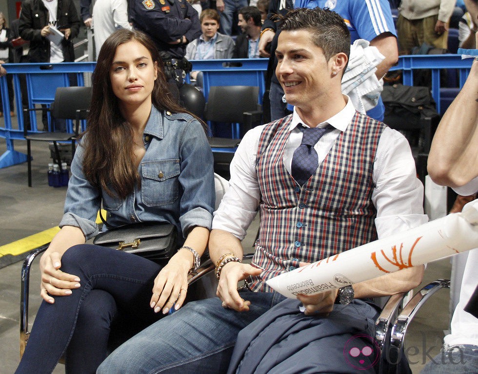Cristiano Ronaldo e Irina Shayk en un partido de baloncesto