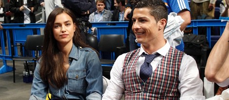 Cristiano Ronaldo e Irina Shayk en un partido de baloncesto