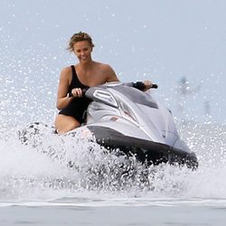 Charlize Theron surcando las aguas de Miami en moto de agua