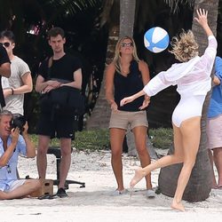 Charlize Theron posando para Mario Testino en las playas de Miami