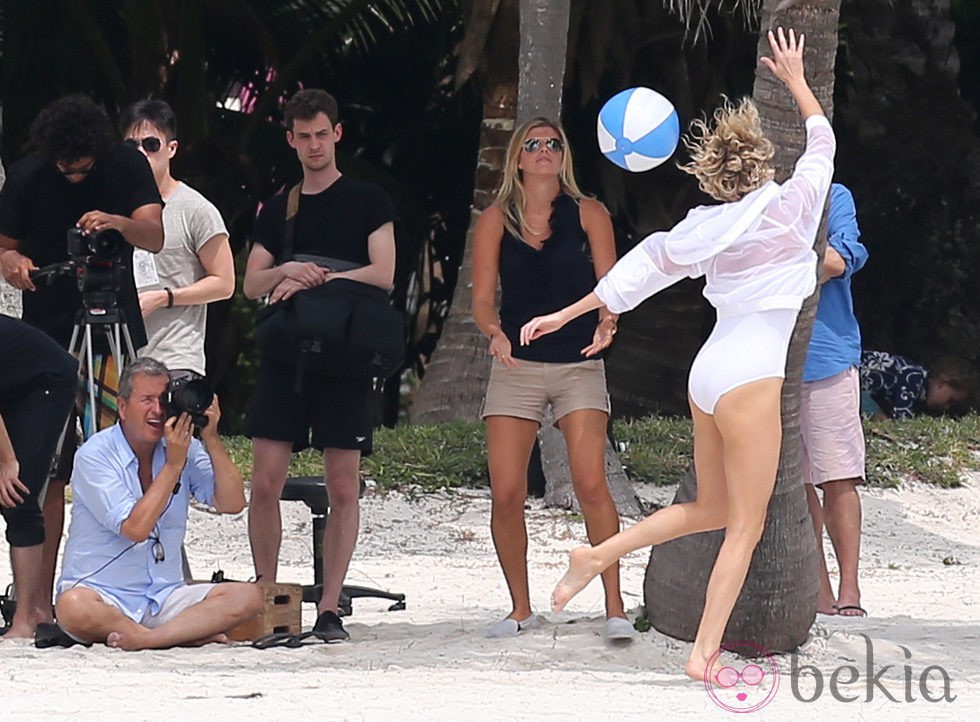 Charlize Theron posando para Mario Testino en las playas de Miami