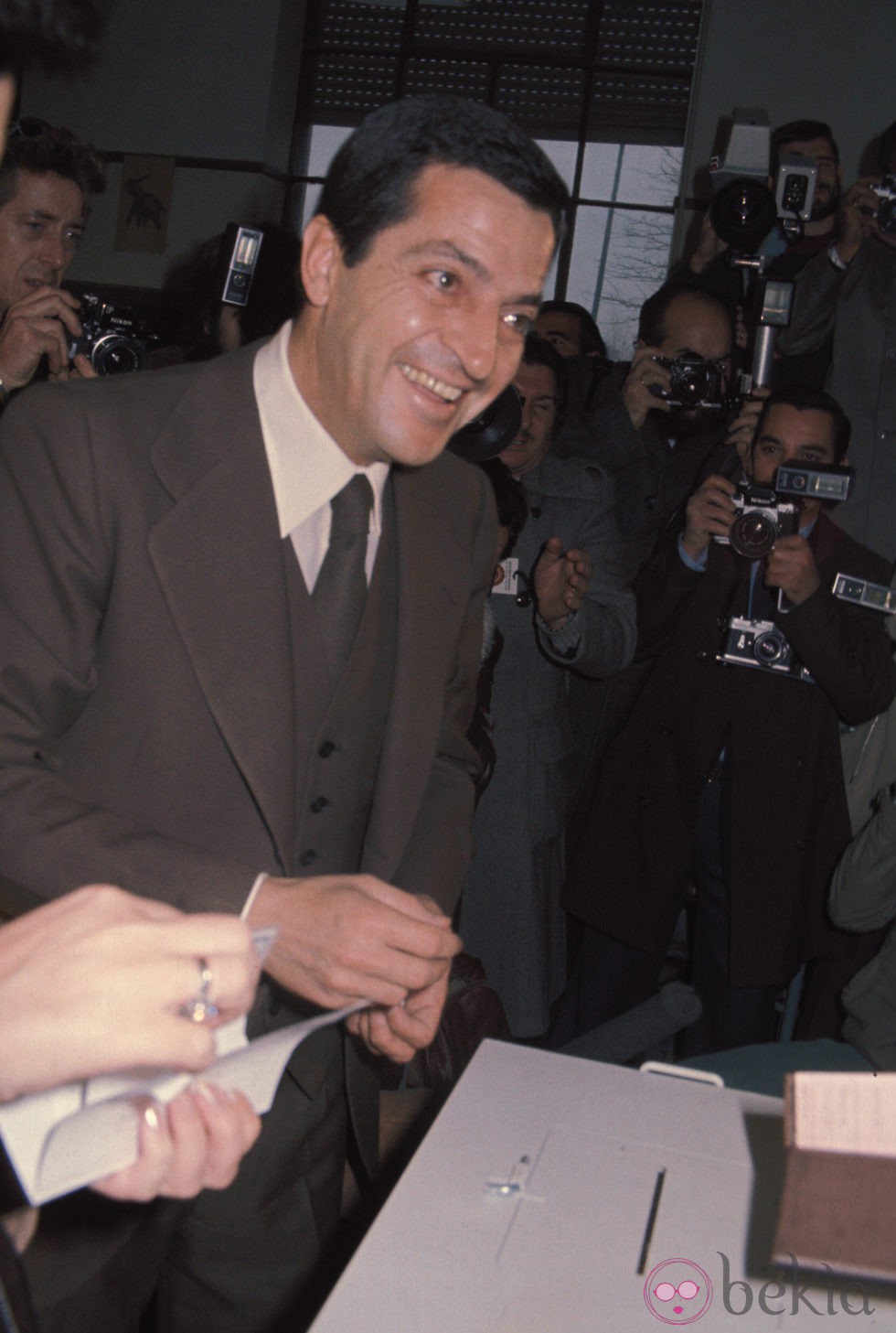 Adolfo Suárez votando en las elecciones de 1977