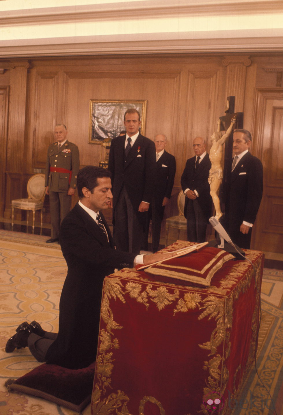 Adolfo Suárez jurando su cargo del Presidente del Gobierno
