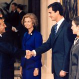 Adolfo Suárez saludando a la Reina Sofía, el Príncipe Felipe y la Infanta Elena