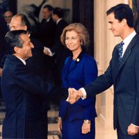 Adolfo Suárez saludando a la Reina Sofía, el Príncipe Felipe y la Infanta Elena