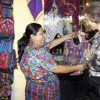 La Reina Sofía se interesa por unas prendas en Guatemala