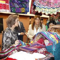 La Reina Sofía comprando en un mercadillo en Guatemala