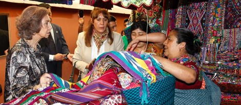 La Reina Sofía comprando en un mercadillo en Guatemala