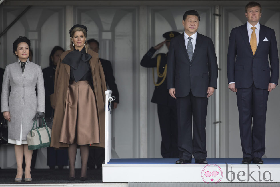 Los Reyes de Holanda reciben al presidente de China y su esposa en el aeropuerto