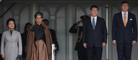 Los Reyes de Holanda reciben al presidente de China y su esposa en el aeropuerto