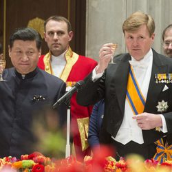 El Rey de Holanda y el presidente de China brindan en una cena de gala en Amsterdam