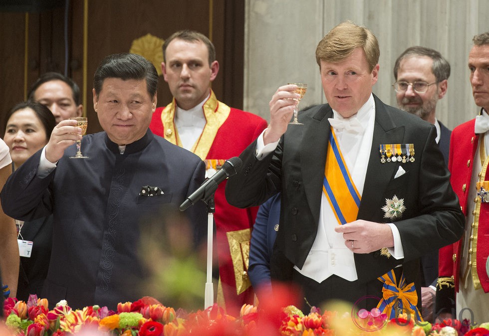 El Rey de Holanda y el presidente de China brindan en una cena de gala en Amsterdam