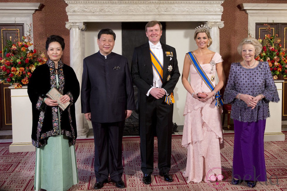 Los Reyes de Holanda y la Princesa Beatriz con el presidente de China y su esposa en una cena de gala