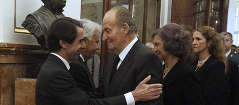 El Rey Juan Carlos, la Reina Sofia, la Infanta Elena y José María Aznar en la capilla ardiente de Adolfo Suárez