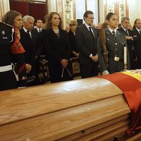 El Rey Juan Carlos, la Reina Sofía, la Infanta Elena, Mariano Rajoy y Jesús Posada en la capilla ardiente de Adolfo Suárez