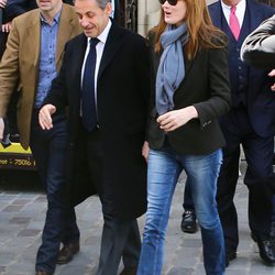 Nicolas Sarkozy y Carla Bruni tras votar en las elecciones municipales