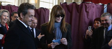 Nicolas Sarkozy y Carla Bruni votando en las elecciones municipales