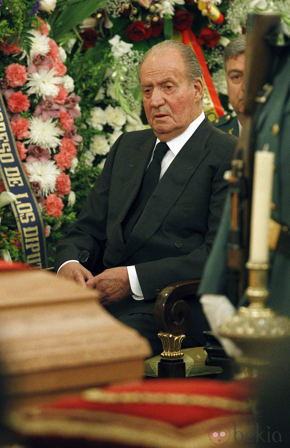 El Rey Juan Carlos en la capilla ardiente de Adolfo Suárez