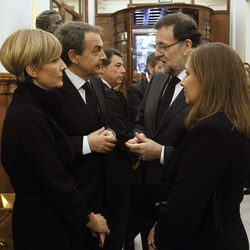 Mariano Rajoy, José Luis Rodríguez Zapatero, Sonsoles Espinosa y Elvira Fernández en la capilla ardiente de Adolfo Suárez