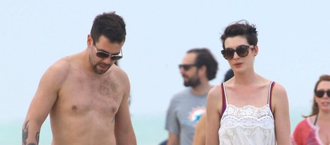 Anne Hathaway pasea en Miami Beach
