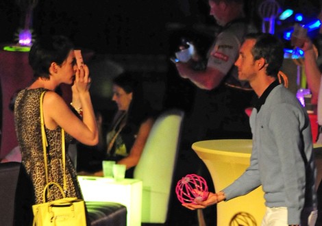 Anne Hathaway y Adam Shulman en la fiesta de 'Rio 2'