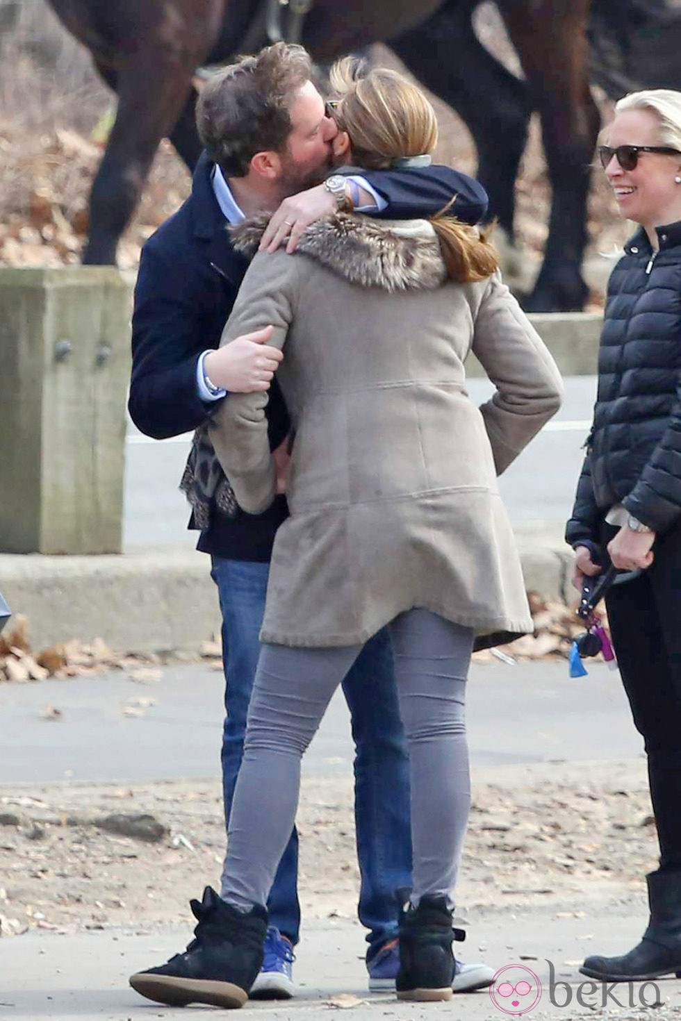 Chris O'Neill abrazando a la Princesa Magdalena durante un paseo por Central Park
