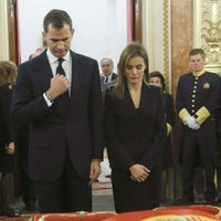 Los Príncipes Felipe y Letizia en la capilla ardiente de Adolfo Suárez