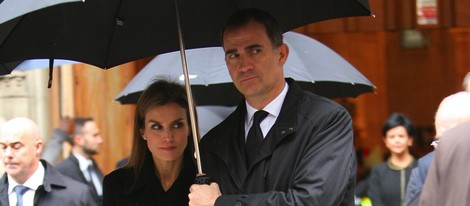 Los Príncipes Felipe y Letizia en el funeral de Iñaki Azcuna