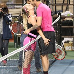 Kaley Cuoco y Ryan Sweeting besándose en un partido de tenis benéfico