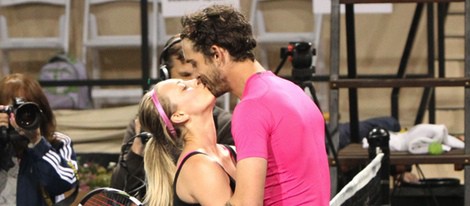 Kaley Cuoco y Ryan Sweeting besándose en un partido de tenis benéfico