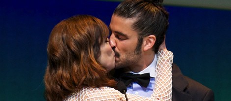 Álex García da un beso a Maribel Verdú en la entrega del Premio Málaga Sur 2014
