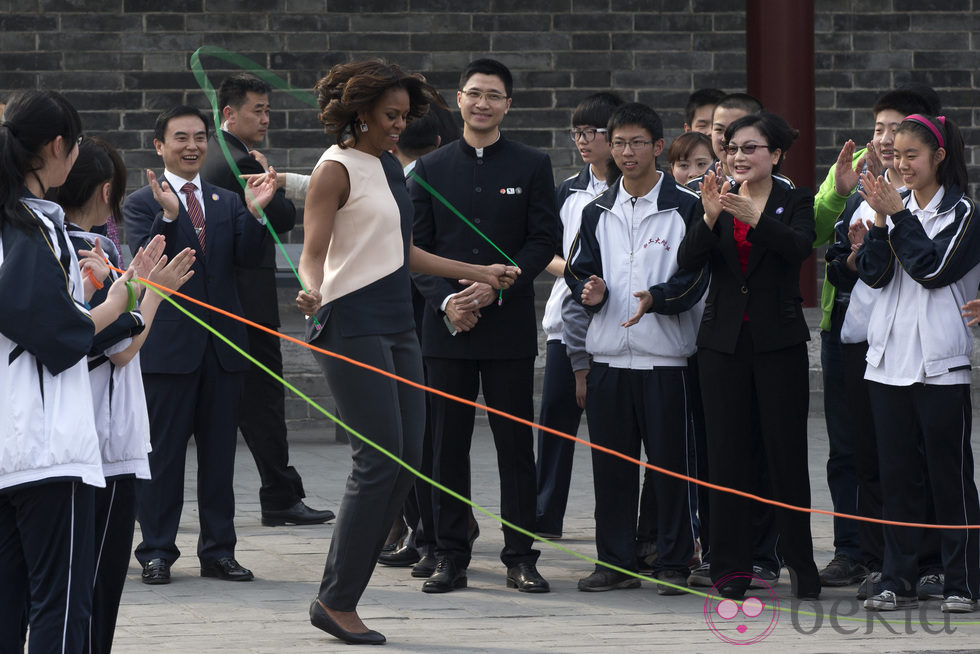 Michelle Obama saltando a la comba en China