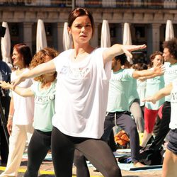 Dafne Fernández haciendo yoga en un acto deportivo en Madrid