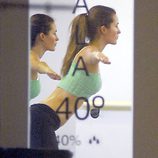 Malena Costa haciendo yoga en un gimnasio de Madrid