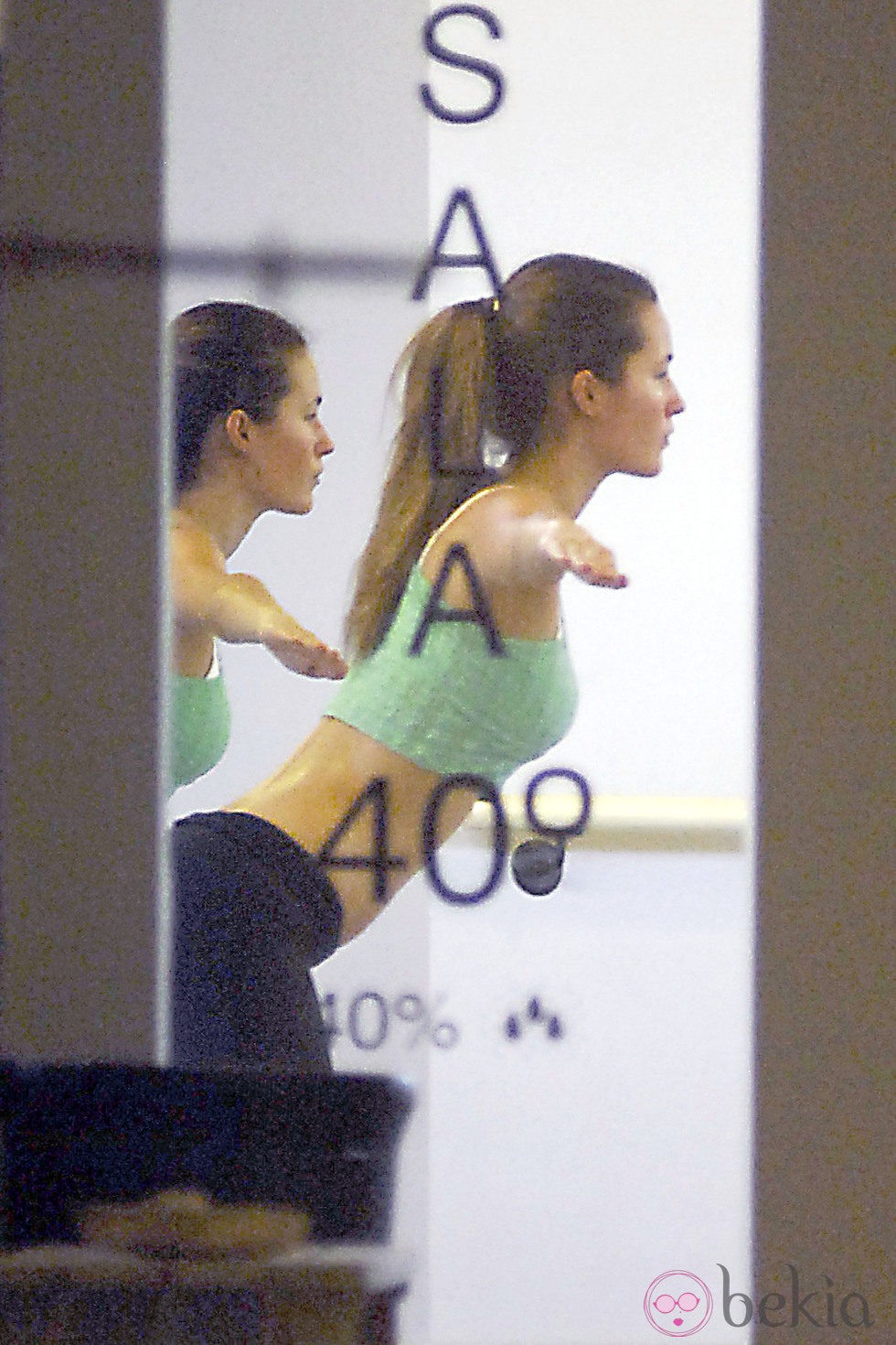 Malena Costa haciendo yoga en un gimnasio de Madrid