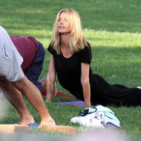 Heidi Klum haciendo yoga en un parque de Nueva York