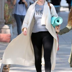 Amy Smart acudiendo a una clase de yoga en Los Angeles