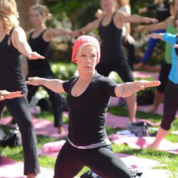 Pink haciendo yoga en una clase al aire libre en Los Angeles