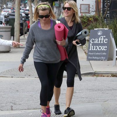Naomi Watts y Reese Witherspoon saliendo de una clase de yoga en Los Angeles