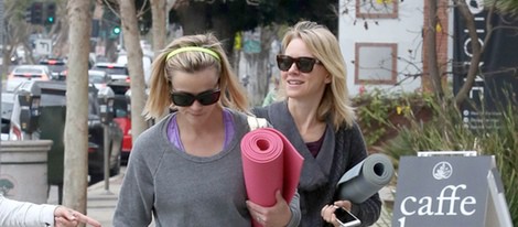 Naomi Watts y Reese Witherspoon saliendo de una clase de yoga en Los Angeles