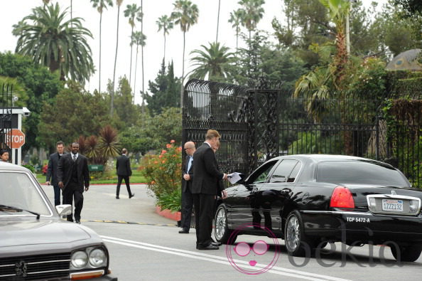 Limusina negra llegando al cementerio para el funeral de L'Wren Scott