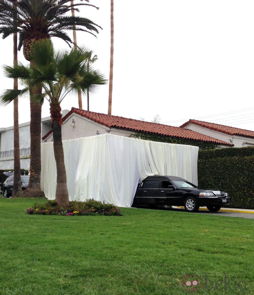 Coche fúnebre transporta el cuerpo de L'Wren Scott para su funeral en Los Ángeles