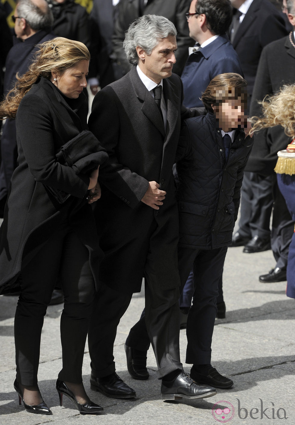Adolfo Suárez Illana con su mujer Isabel y uno de sus hijos en el funeral de Adolfo Suárez