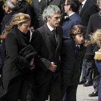 Adolfo Suárez Illana con su mujer Isabel y uno de sus hijos en el funeral de Adolfo Suárez