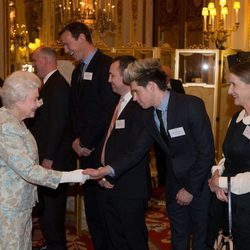 La Reina Isabel y el Duque de Edimburgo reciben a Niall Horan en Buckingham Palace