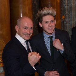 Barry McGuigan y Niall Horan en una recepción en Buckingham Palace