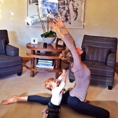 Gisele Bundchen y su hija Vivian haciendo yoga en el salón de su casa
